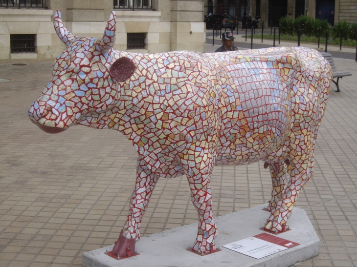 Une vache de la Cow Parade sur les quais. - Bordeaux