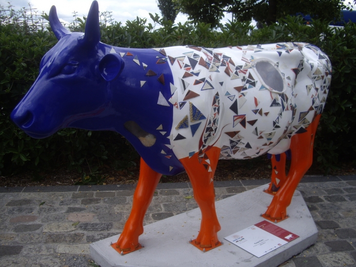 Une vache de la Cow Parade sur les quais. - Bordeaux