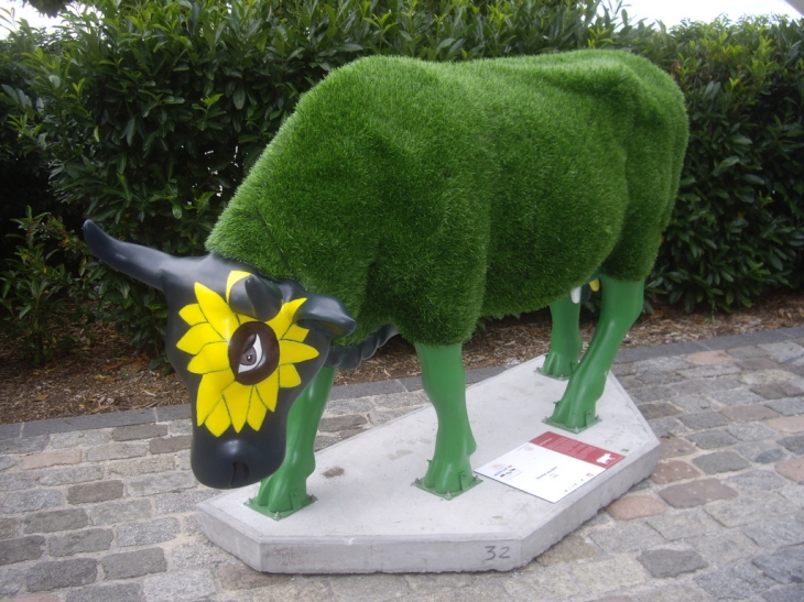 Une vache de la Cow Parade sur les quais. - Bordeaux