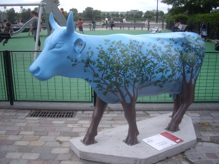 Une vache de la Cow Parade aux Quinconces. - Bordeaux