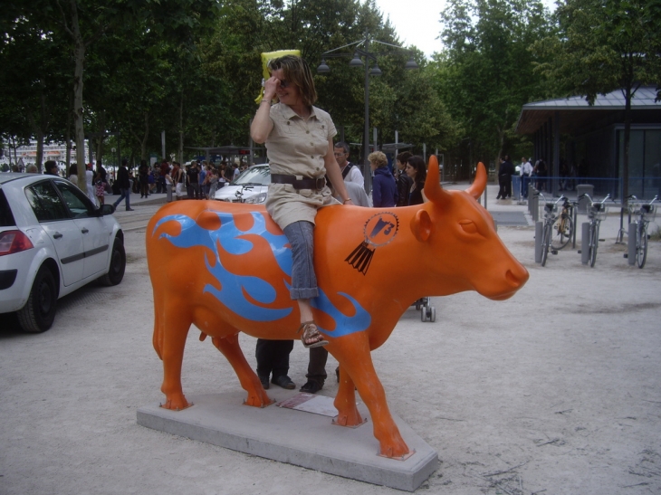 Une vache de la Cow Parade sur les quais. - Bordeaux