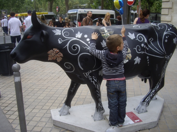 Une vache de la Cow Parade sur les quais. - Bordeaux