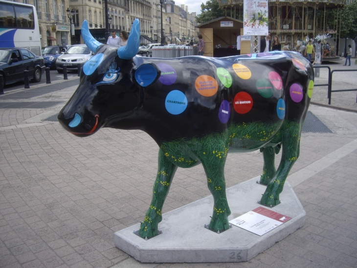 Une vache de la Cow Parade aux allées de Tourny - Bordeaux