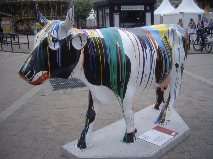 Une vache de la Cow Parade sur les quais. - Bordeaux