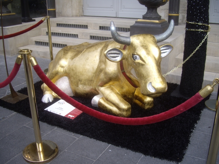 Une vache de la Cow Parade devant le Grand Théatre - Bordeaux