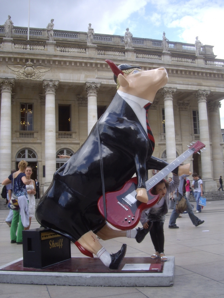 Une vache de la Cow Parade sur les quais. - Bordeaux