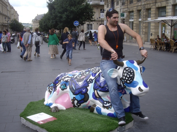 Une vache de la Cow Parade sur les quais. - Bordeaux