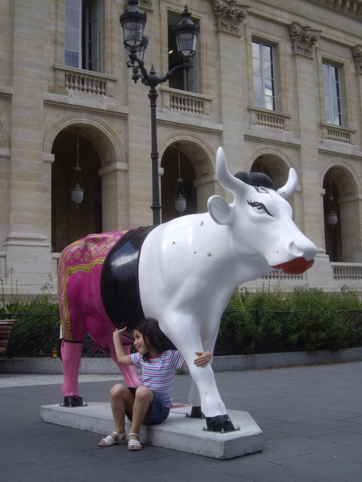 Une vache de la Cow Parade sur les quais. - Bordeaux