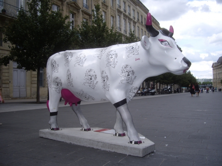 Une vache de la Cow Parade cours du Chapeau Rouge. - Bordeaux