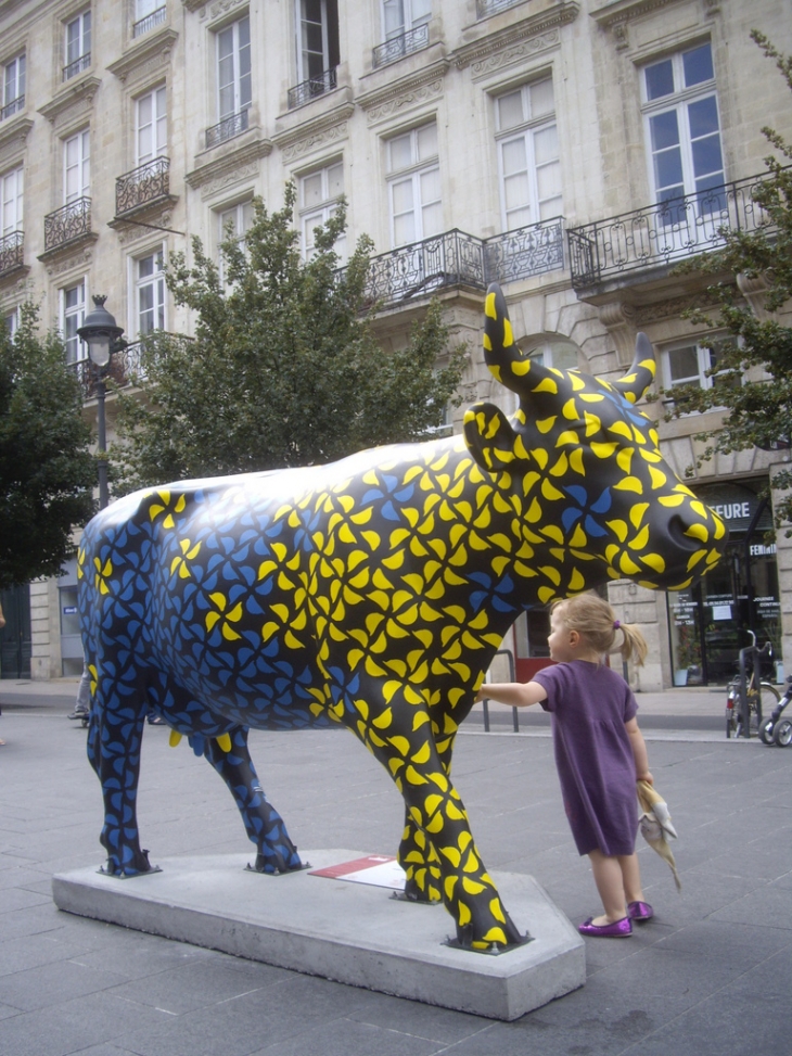 Une vache de la Cow Parade sur les quais. - Bordeaux