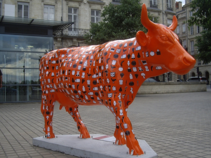 Une vache de la Cow Parade, place Jean Jaurès. - Bordeaux