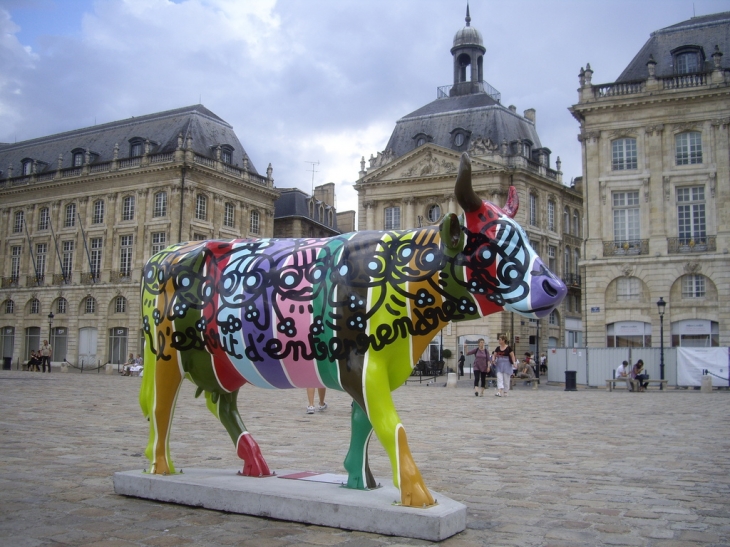 Une vache de la Cow Parade, place de la Bourse. - Bordeaux