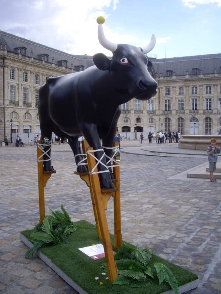 Une vache de la Cow Parade, place Jean Jaurès. - Bordeaux