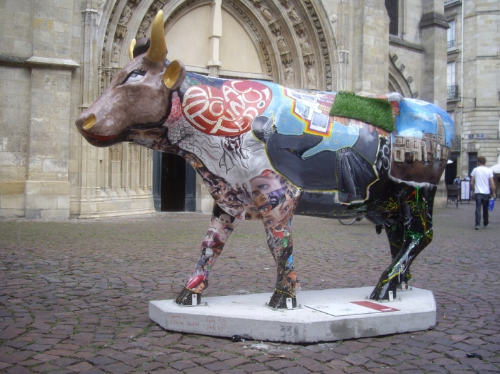 Une vache de la Cow Parade, place Saint Pierre; - Bordeaux