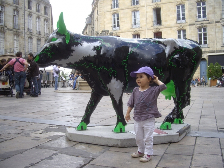 Une vache de la Cow parade, place du Parlement. - Bordeaux