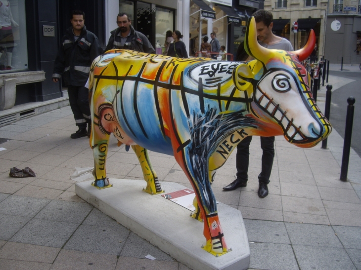 Une vache de la Cow Parade, place des Grands Hommes. - Bordeaux