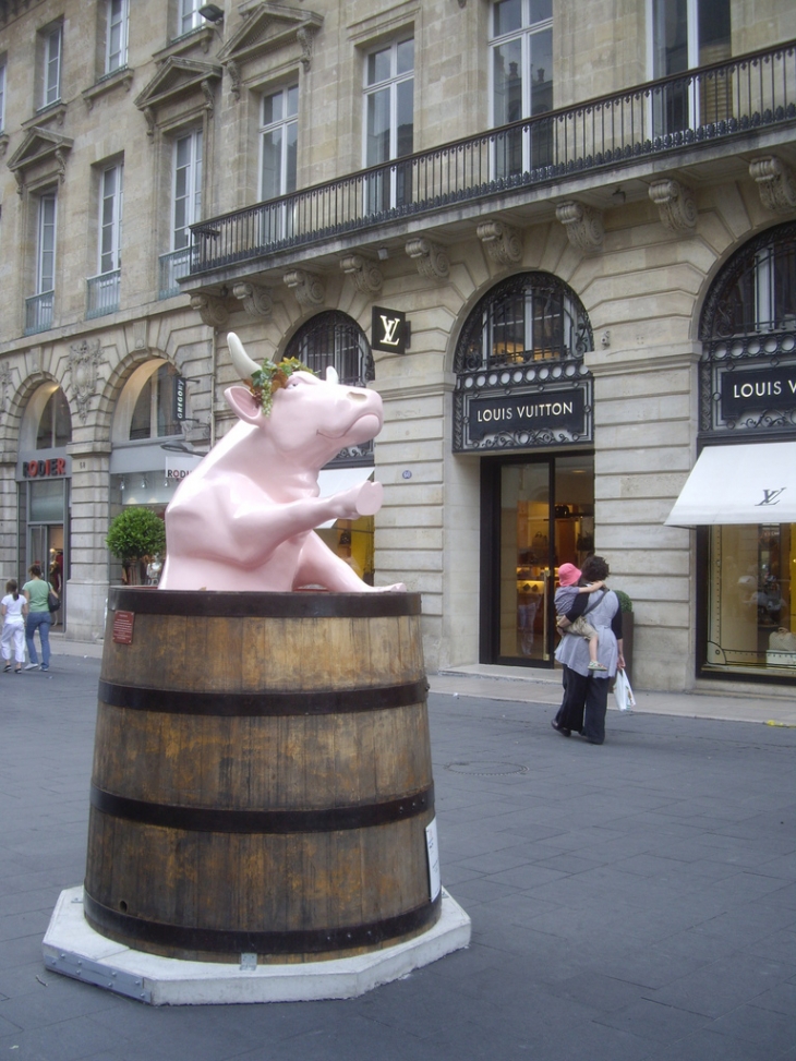 Une vache de la Cow Parade, cours de l'Intendance. - Bordeaux