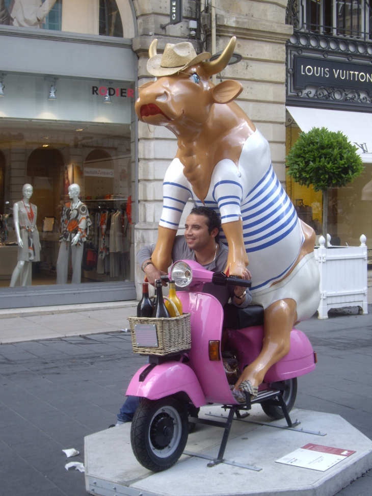 Une vache de la Cow Parade, place Saint Pierre; - Bordeaux