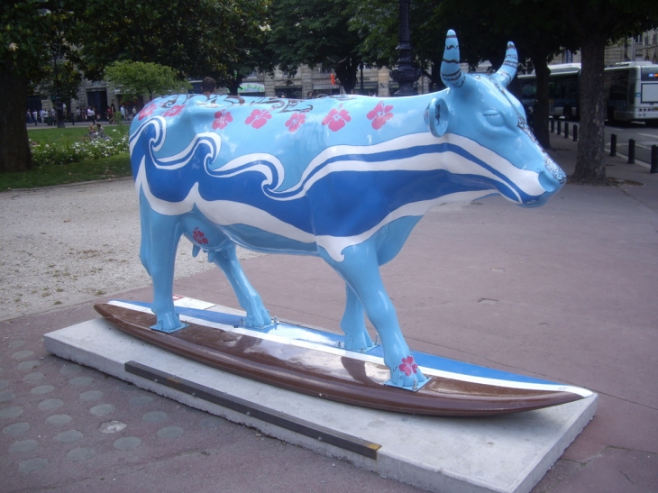 Une vache de la Cow Parade, place Gambetta. - Bordeaux