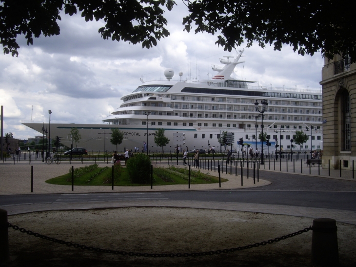 Le paquebot Crystal Symphony à quai, 238 mètres de long, 1550 passagers. - Bordeaux