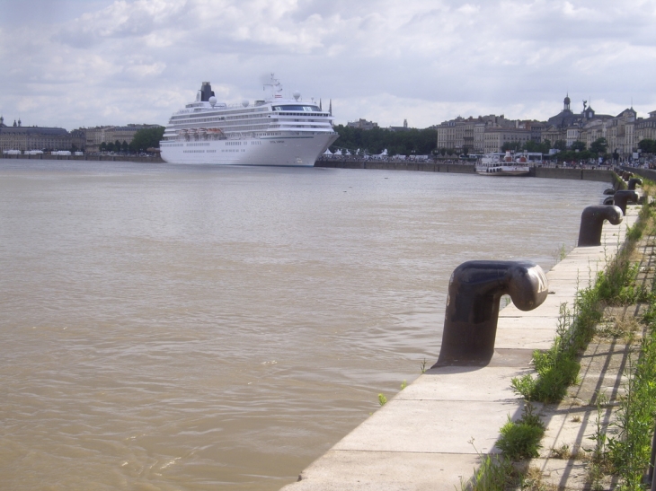 Le paquebot Crystal Symphony à quai, 238 mètres de long, 1550 passagers. - Bordeaux