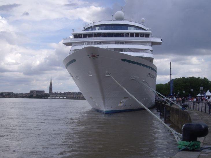 Le paquebot Crystal Symphony à quai, 238 mètres de long, 1550 passagers. - Bordeaux