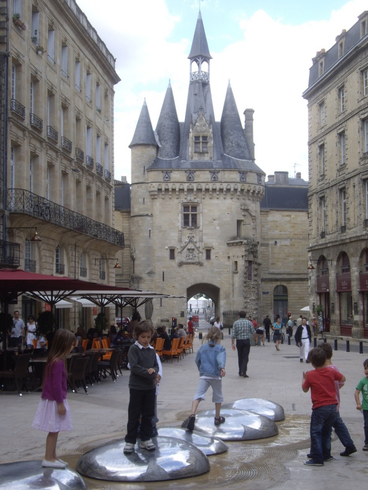 La place du Palais et la porte Cailhau 15/16ème (MH). - Bordeaux