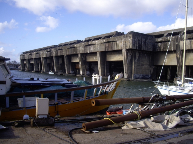 Base sous marine aux bassins à flots, construite par les allemands en 1943. - Bordeaux