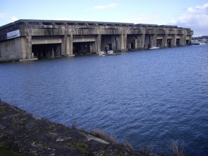 Base sous marine aux bassins à flots, construite par les allemands en 1943. - Bordeaux