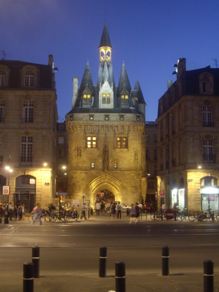 La porte Cailhau 15/16ème (MH). - Bordeaux