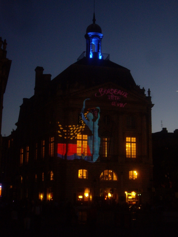 Spectacle son et image lors de Bordeaux fête le vin, place de la Bourse.