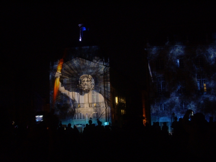 Spectacle son et image lors de Bordeaux fête le vin, place de la Bourse.