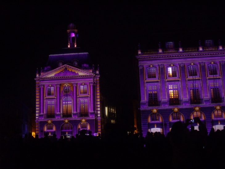 Spectacle son et image lors de Bordeaux fête le vin, place de la Bourse.