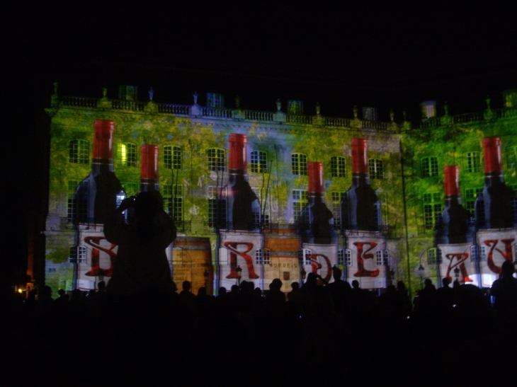 Spectacle son et image lors de Bordeaux fête le vin, place de la Bourse.