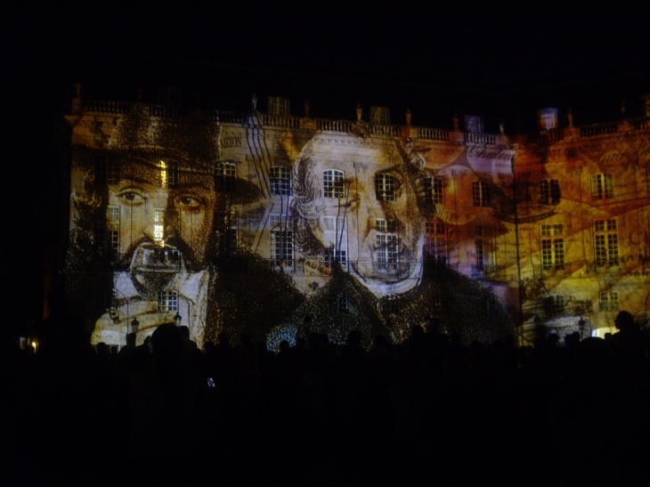 Spectacle son et image lors de Bordeaux fête le vin, place de la Bourse.