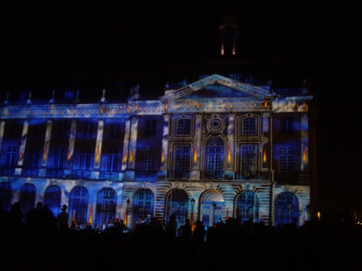 Spectacle son et image lors de Bordeaux fête le vin, place de la Bourse.