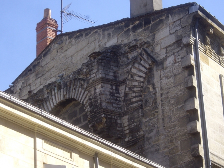 Trace de l'amphithéatre gallo-romain  sur un mur d'un immeuble du 18/19ème. - Bordeaux