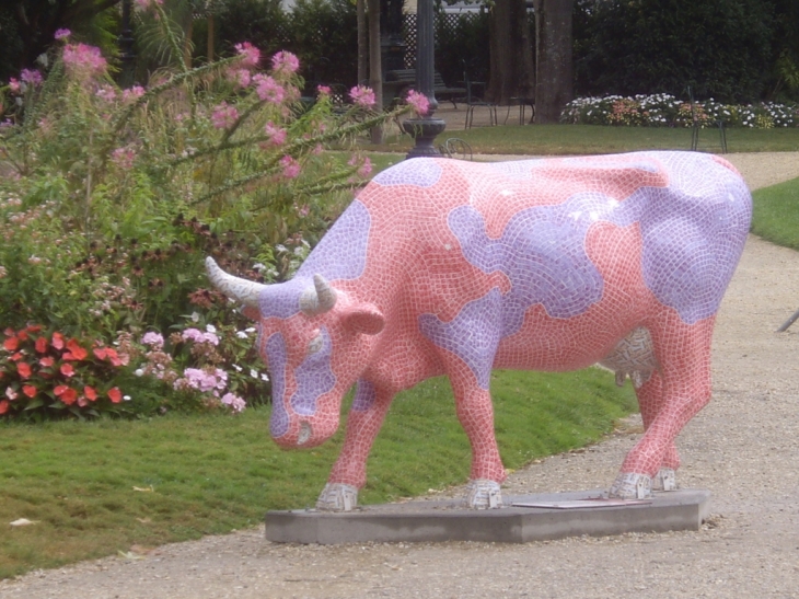 Vache de la Cow Parade dans les jardins du Palais Rohan - Bordeaux