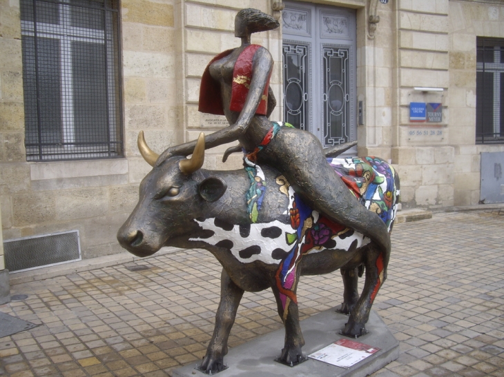 Vache de la Cow Parade sur les allées de Tourny. - Bordeaux