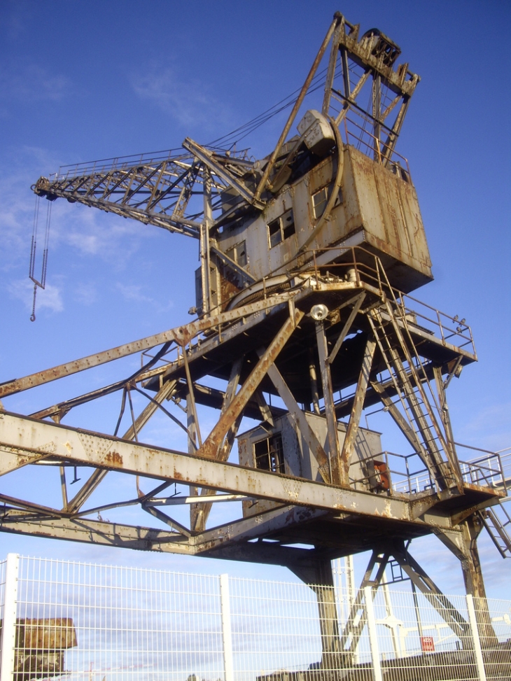 Aux bassins à flot, ancienne grue du port autonome. - Bordeaux