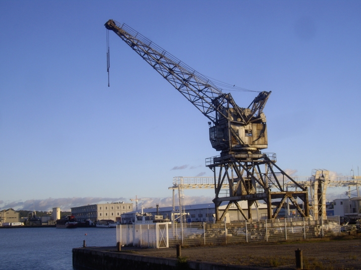 Aux bassins à flot, ancienne grue du port autonome. - Bordeaux