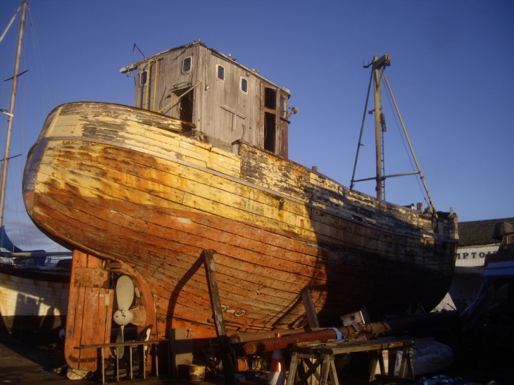 Restauration d'un vieux bateau aux Bassins à Flot. - Bordeaux