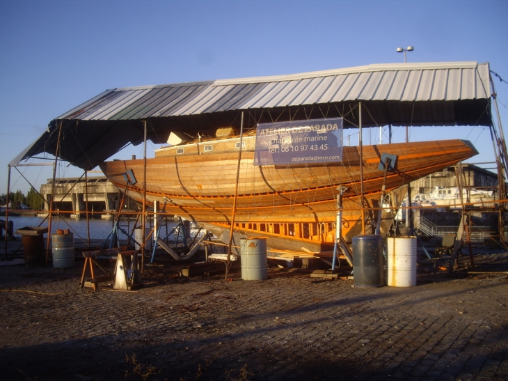 Restauration d'un vieux bateau aux Bassins à Flot. - Bordeaux