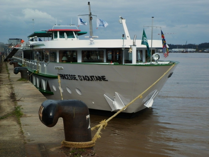 Le Princesse d'Aquitaine, bateau de croisière fluviale (110 mètres de long, 138 passagers). - Bordeaux