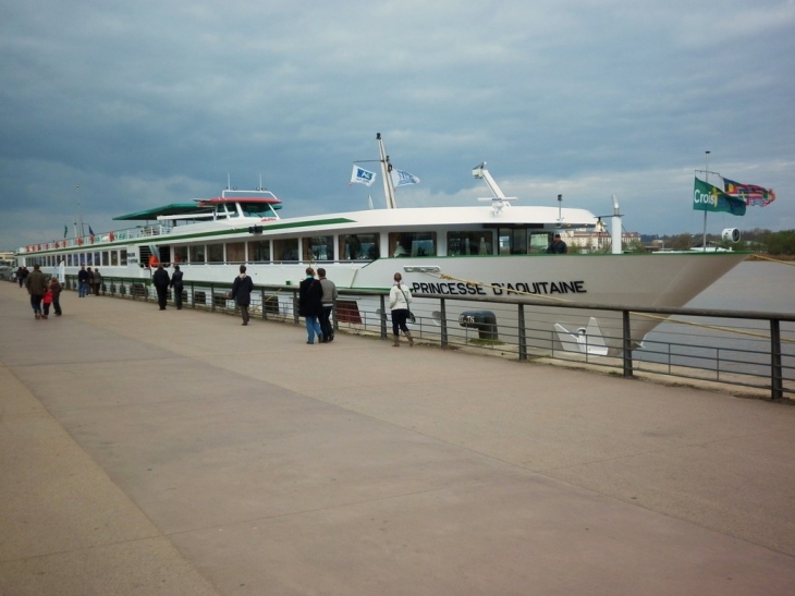 Le Princesse d'Aquitaine, bateau de croisière fluviale (110 mètres de long, 138 passagers). - Bordeaux