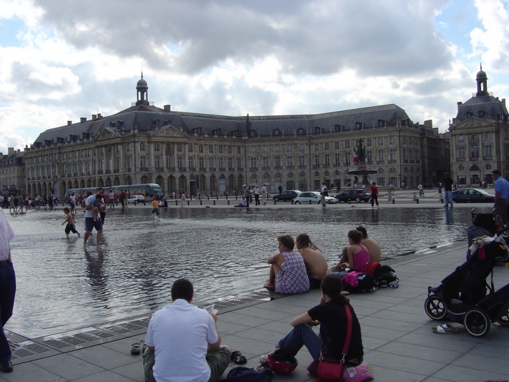 Le miroir d'eau, en arriere la Bourse - Bordeaux