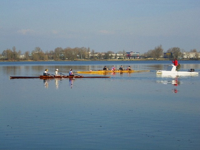 Entrainement du club d'aviron sur le lac de Bordeaux.