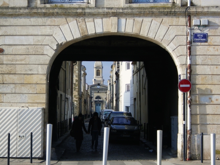 Entrée de la rue du Couvent depuis le quai des Chartrons. - Bordeaux