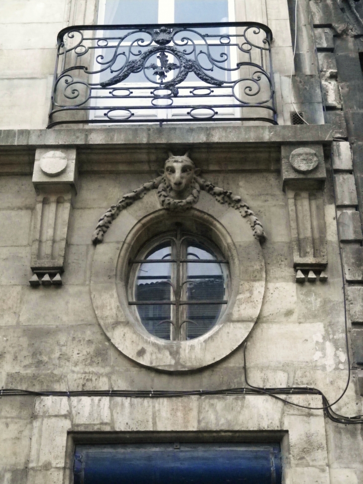 Mascaron et garde-corps de balcon en fer-forgé sur un immeuble ancien de la place Georges de Porto-Riche. - Bordeaux