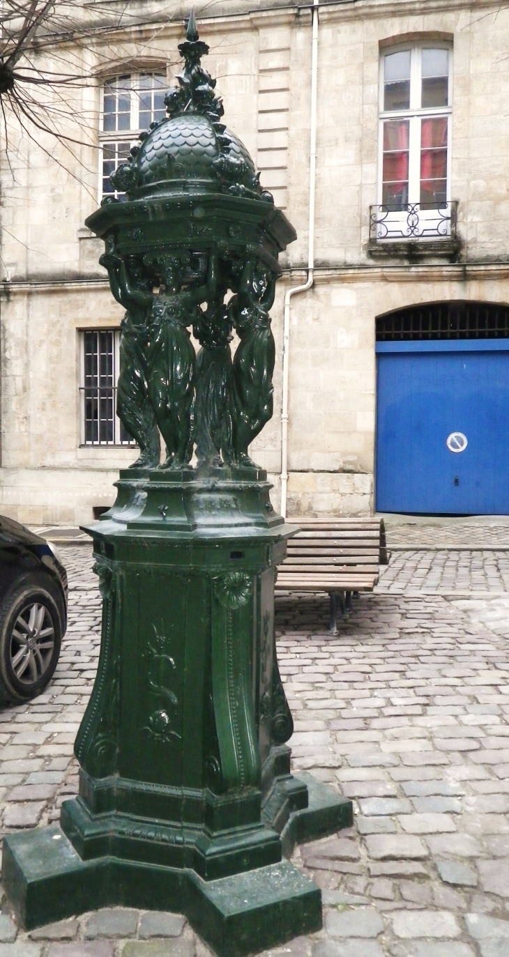 Fontaine Wallace de la place Georges de Porto-Riche. - Bordeaux